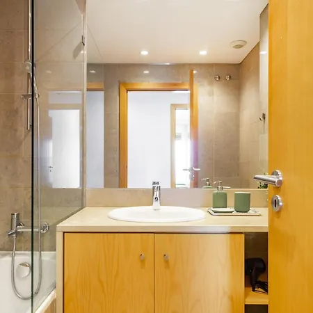 Whome Panoramic View With Elevator, Ac, Garage Perfect For Families & Business Travellers 리스본